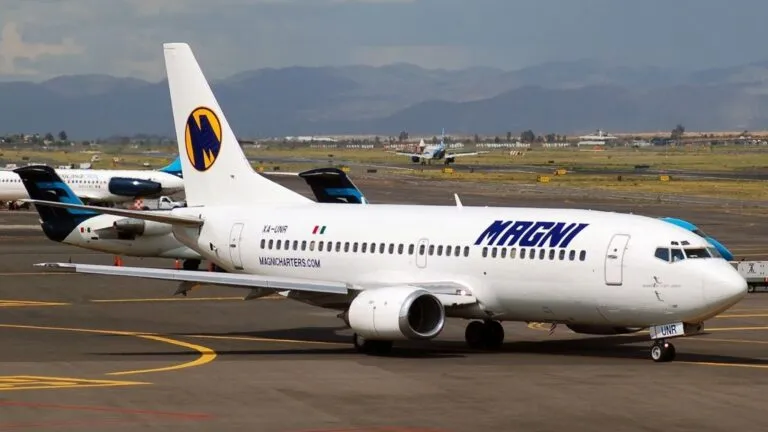 Magnicharters con aviones detenidos en aeropuerto por conflicto laboral y emplazamiento a huelga en México