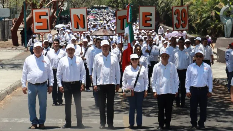 marcha de trabajadores en Manzanillo con sindicatos exigiendo mejores condiciones laborales en el Día del Trabajo