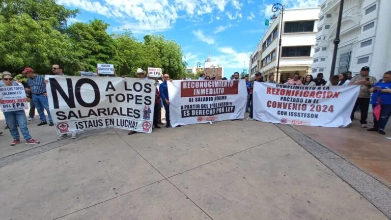 sindicatos de la Unison marchando en Sonora por aumento salarial y demandas laborales frente a autoridades estatales