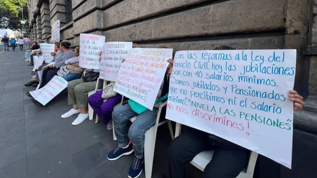sindicatos de Morelos protestando por reforma al sistema de pensiones y defensa de derechos laborales