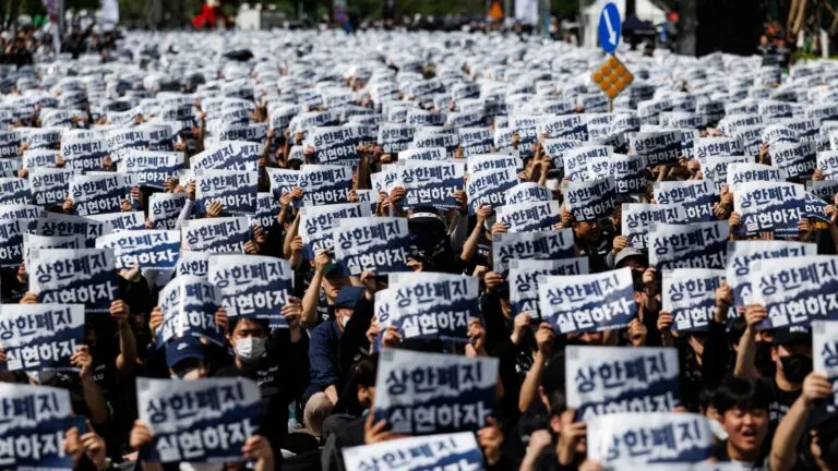 sindicatos de Samsung protestan por salarios y condiciones laborales en Corea del Sur