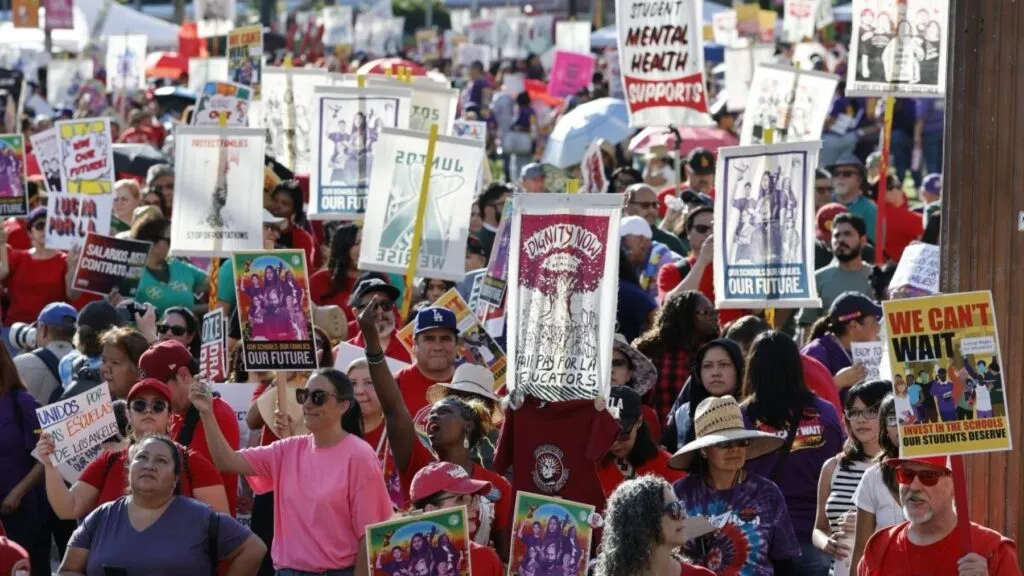 sindicatos escolares en protesta en Los Ángeles por salarios y condiciones laborales en sistema educativo LAUSD