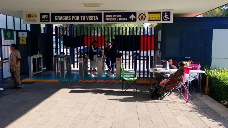 SUEUM en huelga con accesos cerrados y banderas rojinegras en Universidad Michoacana por conflicto laboral