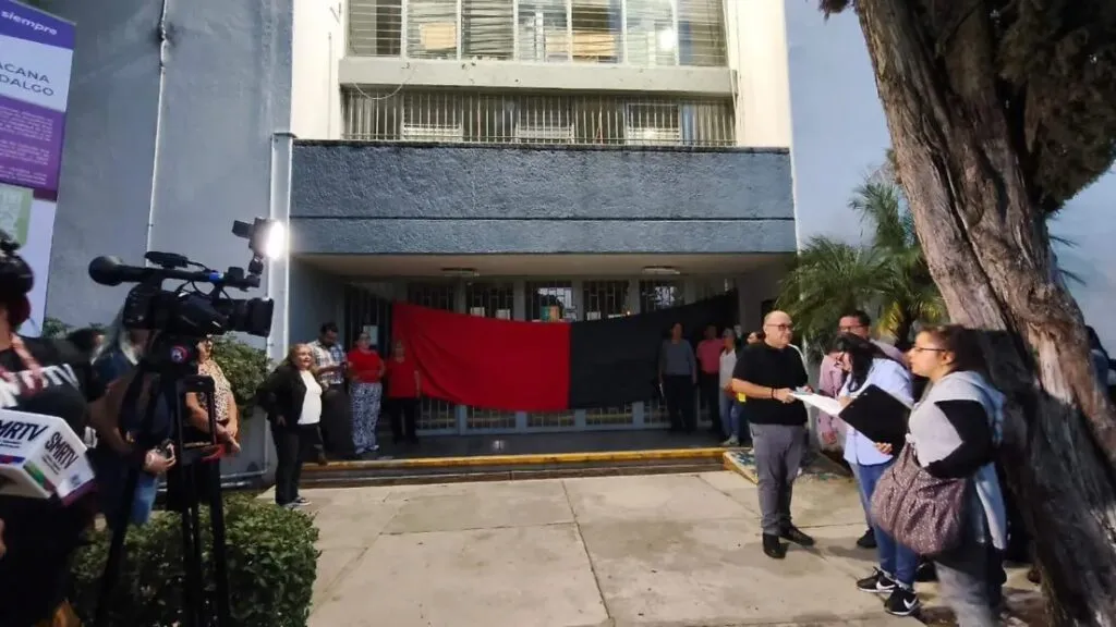 SUEUM en huelga con banderas rojinegras en Universidad Michoacana por demandas laborales y salariales