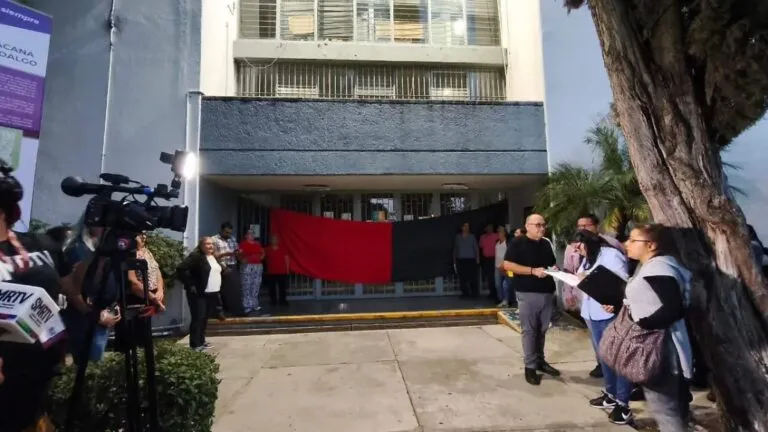 SUEUM en huelga con banderas rojinegras en Universidad Michoacana por demandas laborales y salariales