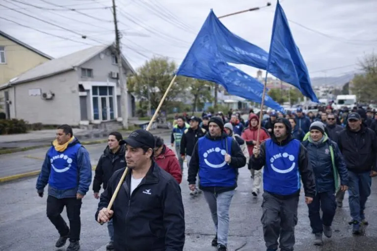 Paro municipal Río Turbio con trabajadores reclamando salarios y acuerdos laborales en Argentina