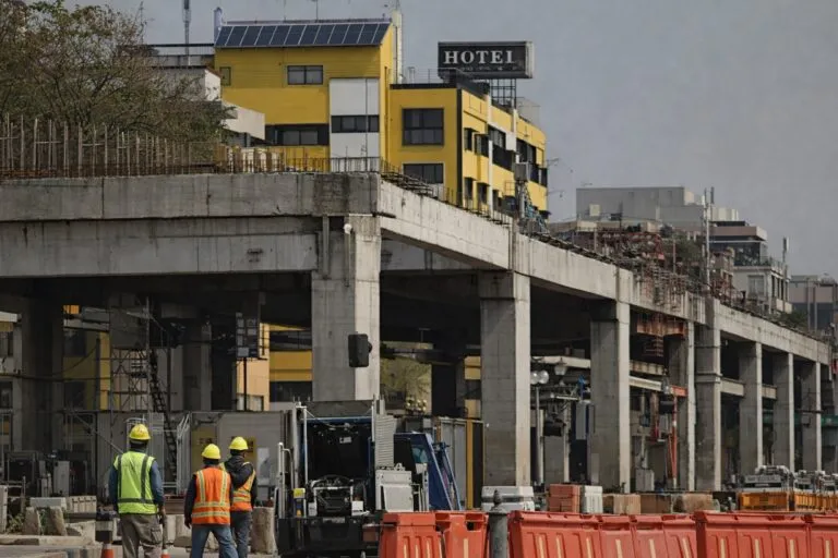 trabajadores del Metro CDMX revisan infraestructura ante riesgos por falta de mantenimiento y obras en tramos elevados