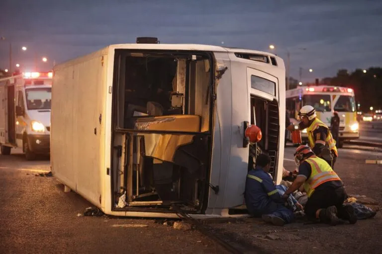 Volcadura de camión en Escobedo deja 18 trabajadores lesionados tras accidente en Nuevo León