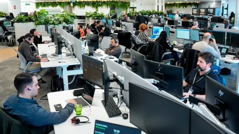 Trabajadores tecnológicos afectados por la caída de empleos junior en Barcelona debido a la inteligencia artificial