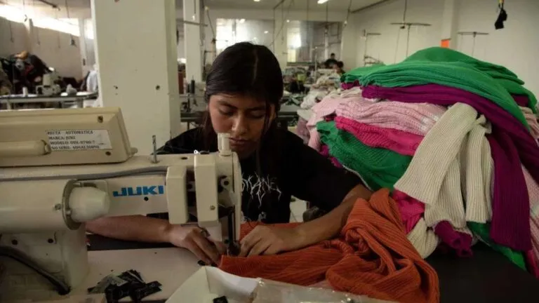 Mujeres trabajadoras en México reflejan brechas de género y desigualdad laboral durante 2025