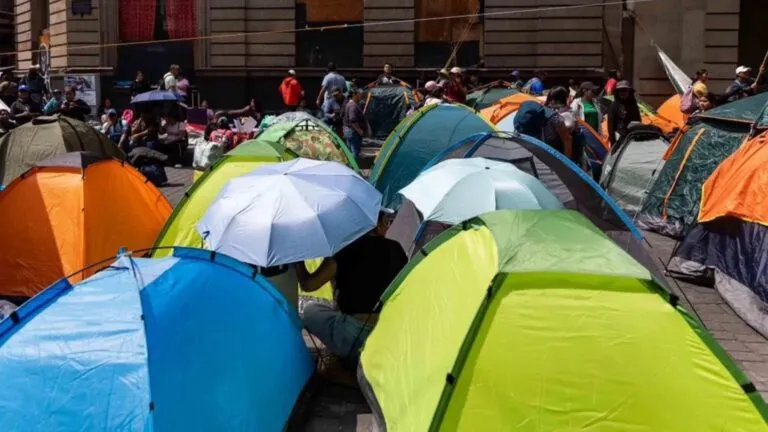 Integrantes de la CNTE realizan protesta y bloqueo en Paseo de la Reforma en Ciudad de México