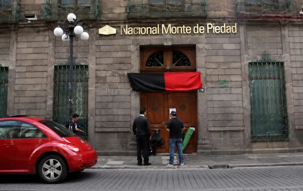 Trabajadores durante conciliación sindical en el Monte de Piedad de México