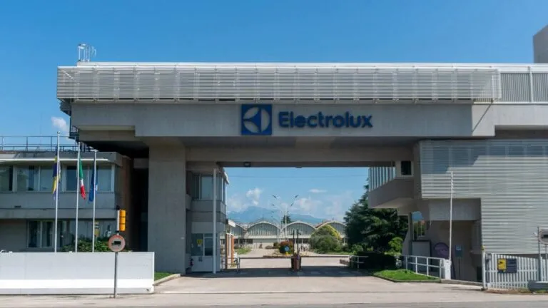 Electrolux anuncia despidos y cierre de planta industrial en Italia por crisis del mercado europeo