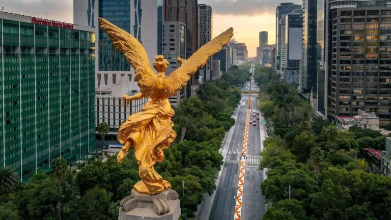 gentrificación en Ciudad de México con edificios modernos y contraste de vivienda tradicional en zonas urbanas