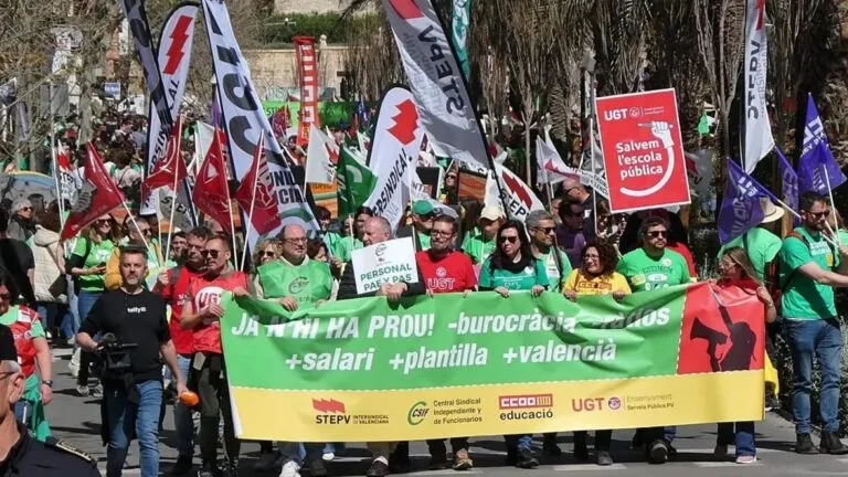 huelga de profesores en Valencia durante protesta sindical por salarios y condiciones laborales en escuelas públicas