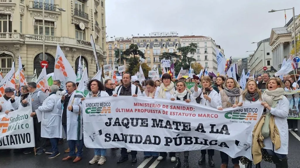 Huelga médica provoca protestas y tensión entre médicos y autoridades sanitarias en España