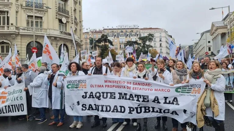 Huelga médica provoca protestas y tensión entre médicos y autoridades sanitarias en España