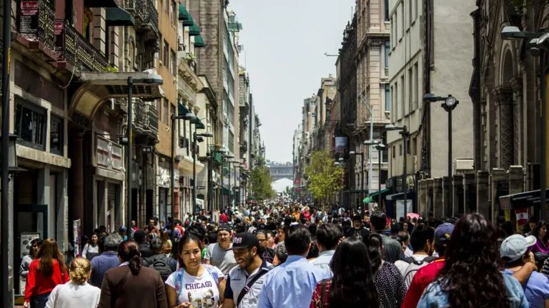 Economía mexicana afectada por inflación, caída de inversión y desaceleración económica en México