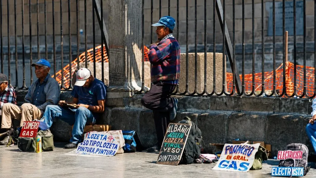 Trabajadores mexicanos afectados por pobreza laboral e informalidad en México durante 2026
