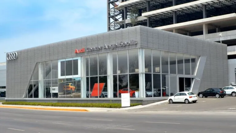 Trabajadores y nuevas vacantes industriales dentro de planta automotriz de Audi en Puebla