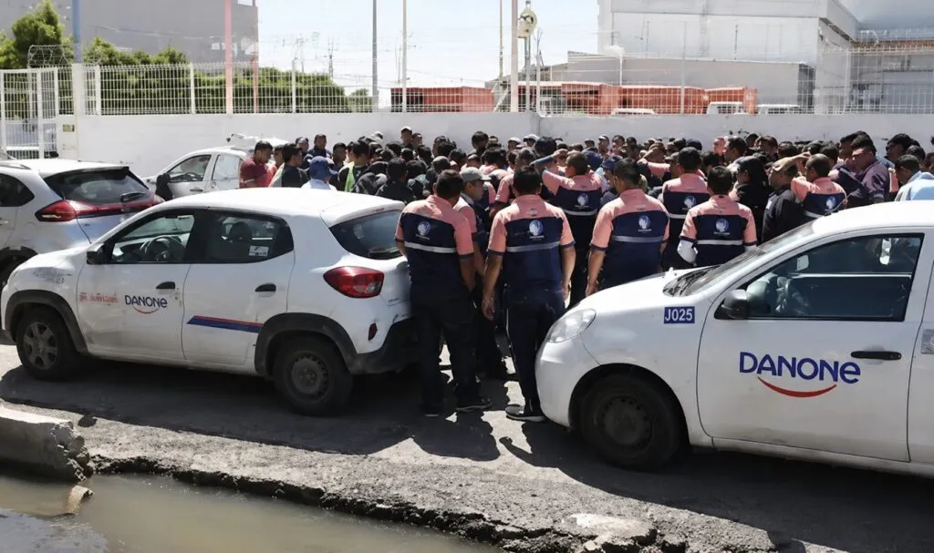 Trabajadores de Danone y Bonafont en Puebla mantienen paro por inconformidad con utilidades y revisión laboral