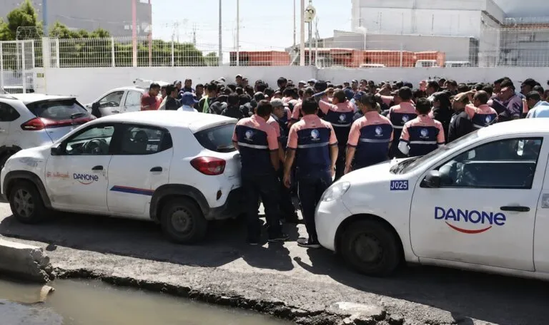 Trabajadores de Danone y Bonafont en Puebla mantienen paro por inconformidad con utilidades y revisión laboral