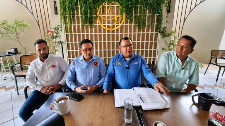 Representantes del Sindicato de Minatitlán durante conflicto legal por presunto despojo de terreno en Colima