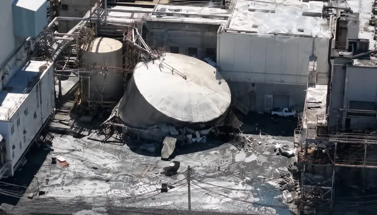 Tanque químico en Washington con equipos de emergencia realizando tareas de recuperación tras el colapso industrial