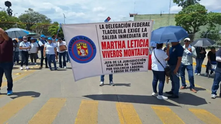 Trabajadores de salud realizan bloqueo y protesta sindical en Oaxaca por denuncias de nepotismo