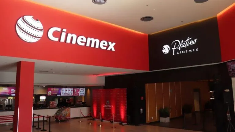 Empleados de Cinemex realizan protesta laboral dentro de sucursal cinematográfica en México