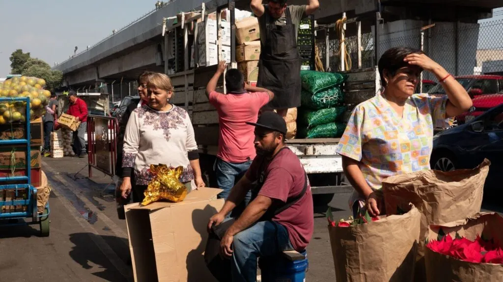 Trabajadores mexicanos afectados por crisis laboral y automatización tecnológica en México