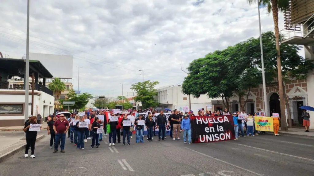Unison con accesos cerrados y banderas rojinegras por paro laboral que afecta a miles de estudiantes en Sonora