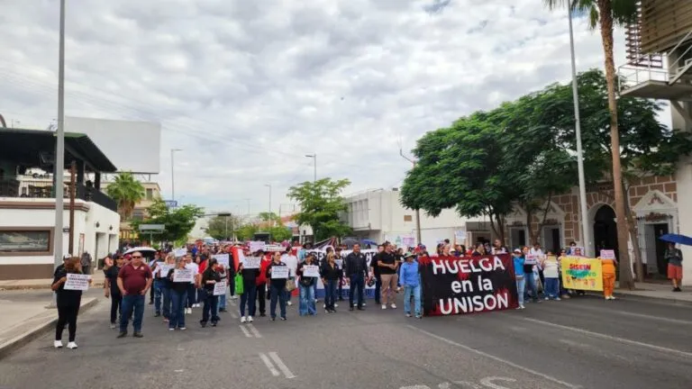 Unison con accesos cerrados y banderas rojinegras por paro laboral que afecta a miles de estudiantes en Sonora