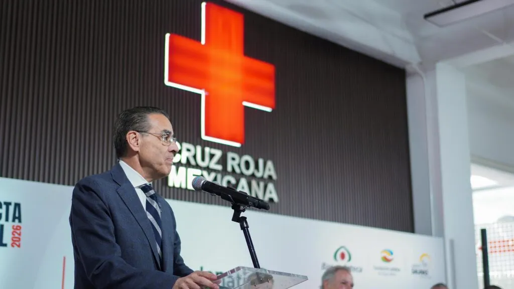 Representantes de Banco Azteca entregan donativo de 4 millones de pesos a la Cruz Roja Mexicana