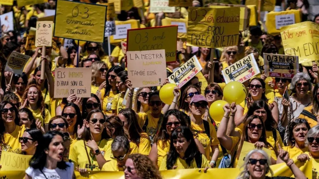 Trabajadores educativos alcanzan acuerdo salarial tras semanas de huelga en Cataluña