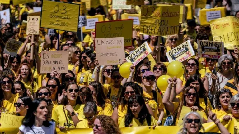 Trabajadores educativos alcanzan acuerdo salarial tras semanas de huelga en Cataluña