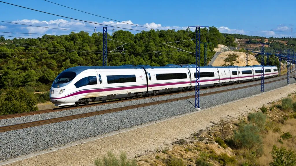 CTM impulsa la contratación de trabajadores locales para el tren de pasajeros.