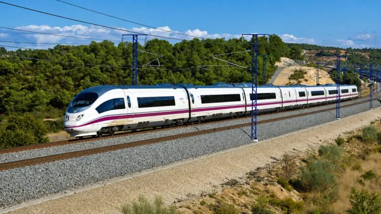 CTM impulsa la contratación de trabajadores locales para el tren de pasajeros.