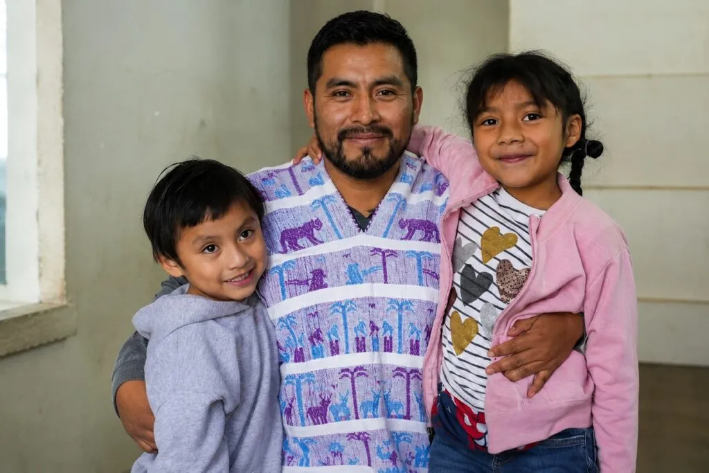 Licencia de paternidad en México con cinco días pagados para trabajadores por nacimiento o adopción