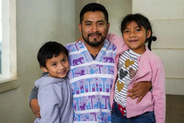 Licencia de paternidad en México con cinco días pagados para trabajadores por nacimiento o adopción