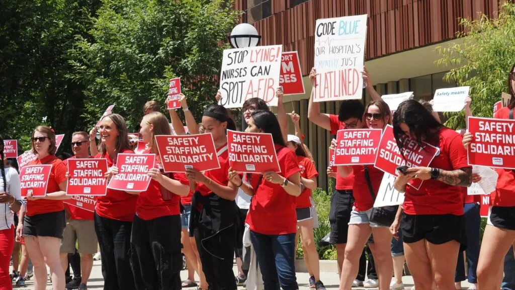 Enfermeras de Michigan Medicine participan en protesta sindical por mejores condiciones laborales y negociación colectiva