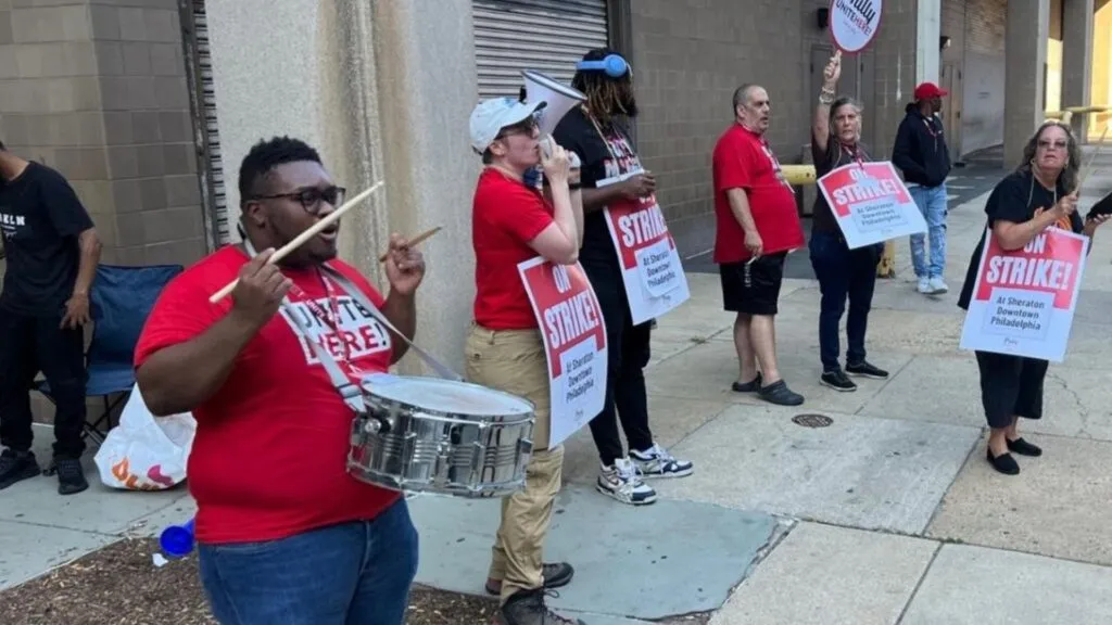 Trabajadores protestan frente a hotel durante conflicto laboral que involucra a hoteleros en Filadelfia