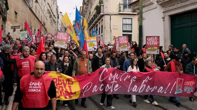 Trabajadores protestan durante huelga general en Portugal contra la reforma laboral Trabalho XXI