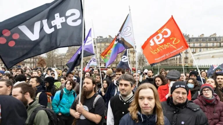 Trabajadores de videojuegos protestan en Francia contra despidos y recortes laborales