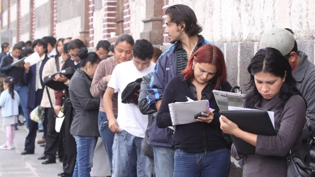 Jóvenes trabajadores en México con escaso conocimiento sobre sindicatos y representación laboral