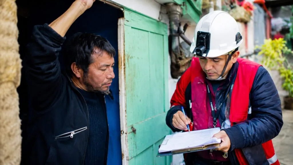 Trabajadores pesqueros en Perú con acceso a jubilación desde los 55 años bajo el régimen especial.