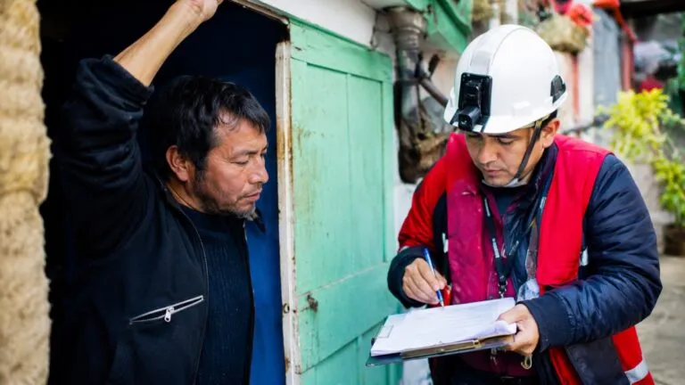 Trabajadores pesqueros en Perú con acceso a jubilación desde los 55 años bajo el régimen especial.