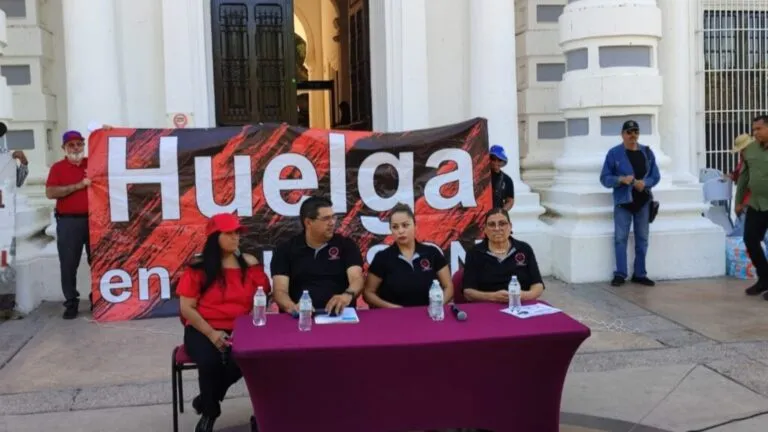 Profesores afiliados al STAUS realizan protesta para exigir mejoras salariales y laborales en Sonora