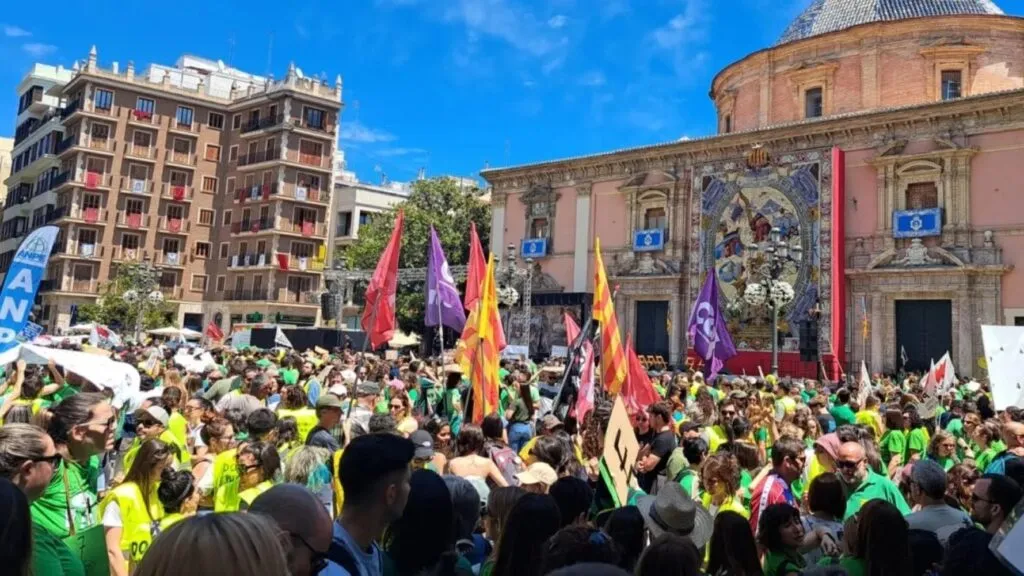 Profesores participan en protesta por condiciones laborales y negociación con Educación en Valencia
