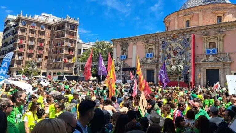 Profesores participan en protesta por condiciones laborales y negociación con Educación en Valencia